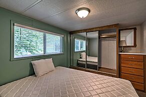 Cozy Middle Bass Cabin w/ Grill & Lagoon Access!