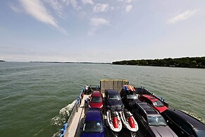 Cozy Middle Bass Cabin w/ Grill & Lagoon Access!
