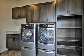 Luxury Home w/ Views - 5 Min to Columbia River