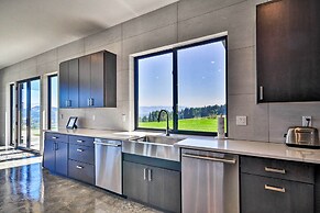 Luxury Home w/ Views - 5 Min to Columbia River
