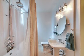 0601: Downtown Salida Cottage w/ Fireplace + Yard