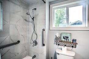 High-end & Homey Family Abode: Walk Downtown!