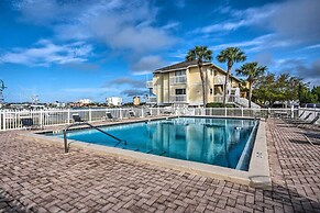 Coastal Condo With Pool - Walk to Destin Beach!