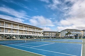 Coastal Condo With Pool - Walk to Destin Beach!