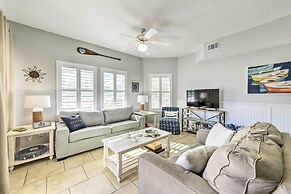 Coastal Condo With Pool - Walk to Destin Beach!