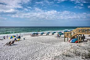 Coastal Condo With Pool - Walk to Destin Beach!
