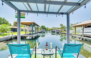 Colorful Canalfront Home - Boat Dock, Deck, Kayaks