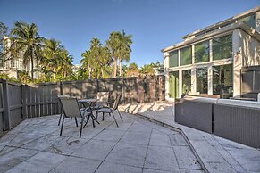 Canal-front Condo: Walk to Downtown Ft Lauderdale!