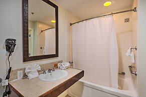 Coastal Condo: Patio & Free Resort Amenities!