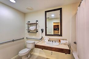 Coastal Condo: Patio & Free Resort Amenities!