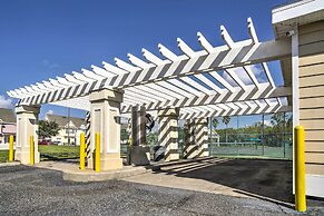 Kissimmee Retreat w/ Pool Access, 10 Mi to Disney!