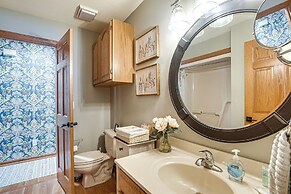 Apple Valley Home, Shared Golf Course On-site