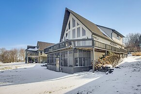 Apple Valley Home, Shared Golf Course On-site