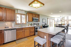 Apple Valley Home, Shared Golf Course On-site