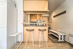 Walk to Ski Resort: Tahoe Donner Studio w/ Balcony