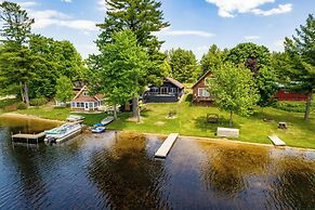 Diamond Lake Waterfront Cabin w/ Deck + Dock!