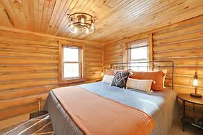 Diamond Lake Waterfront Cabin w/ Deck + Dock!