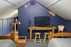 Diamond Lake Waterfront Cabin w/ Deck + Dock!