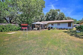 Fredericksburg Home 8 Blocks to Main St + Wineries