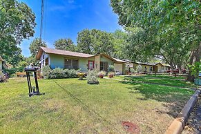 Fredericksburg Home 8 Blocks to Main St + Wineries
