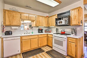 Hot Tub & Deck: Big Bear Gem Near Resorts!