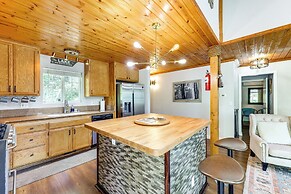 Remodeled Crestline Retreat: Walk to Lake Gregory!