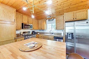 Remodeled Crestline Retreat: Walk to Lake Gregory!