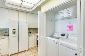 Vibrant Navarre Condo: Pool & Beach Chair Service!