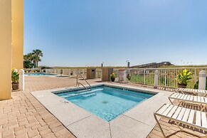 Vibrant Navarre Condo: Pool & Beach Chair Service!
