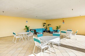Vibrant Navarre Condo: Pool & Beach Chair Service!