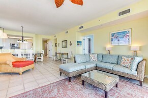 Vibrant Navarre Condo: Pool & Beach Chair Service!
