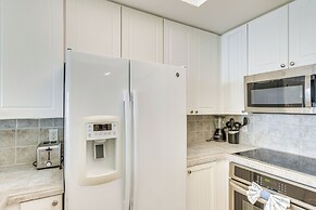 Vibrant Navarre Condo: Pool & Beach Chair Service!