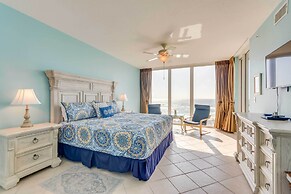 Vibrant Navarre Condo: Pool & Beach Chair Service!