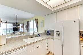 Vibrant Navarre Condo: Pool & Beach Chair Service!