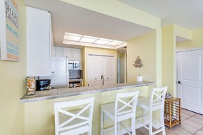 Vibrant Navarre Condo: Pool & Beach Chair Service!