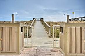 Vibrant Navarre Condo: Pool & Beach Chair Service!