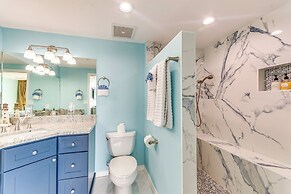 Vibrant Navarre Condo: Pool & Beach Chair Service!