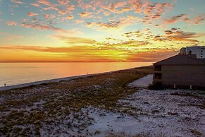 Vibrant Navarre Condo: Pool & Beach Chair Service!