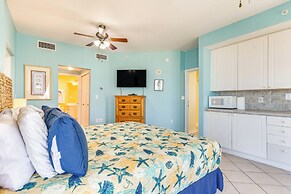 Vibrant Navarre Condo: Pool & Beach Chair Service!