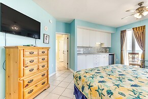 Vibrant Navarre Condo: Pool & Beach Chair Service!