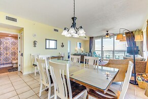 Vibrant Navarre Condo: Pool & Beach Chair Service!