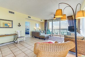 Vibrant Navarre Condo: Pool & Beach Chair Service!