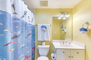 Vibrant Navarre Condo: Pool & Beach Chair Service!