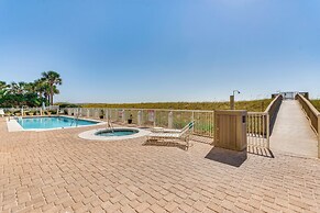 Vibrant Navarre Condo: Pool & Beach Chair Service!