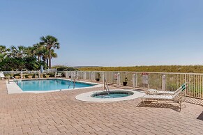 Vibrant Navarre Condo: Pool & Beach Chair Service!