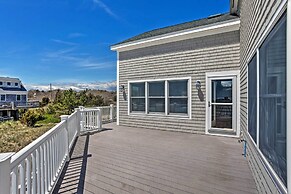 Sunny Beach House Getaway - Steps From Water!