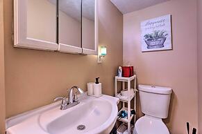 Cozy Third-story Apartment in Dtwn Brockton!