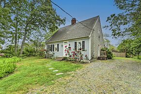 Lovely Hyannis Cottage, Walk to Beach & Main St!