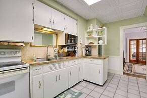 Quaint Beverly Townhome: Walk to Beach & Downtown!