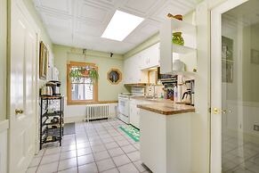 Quaint Beverly Townhome: Walk to Beach & Downtown!